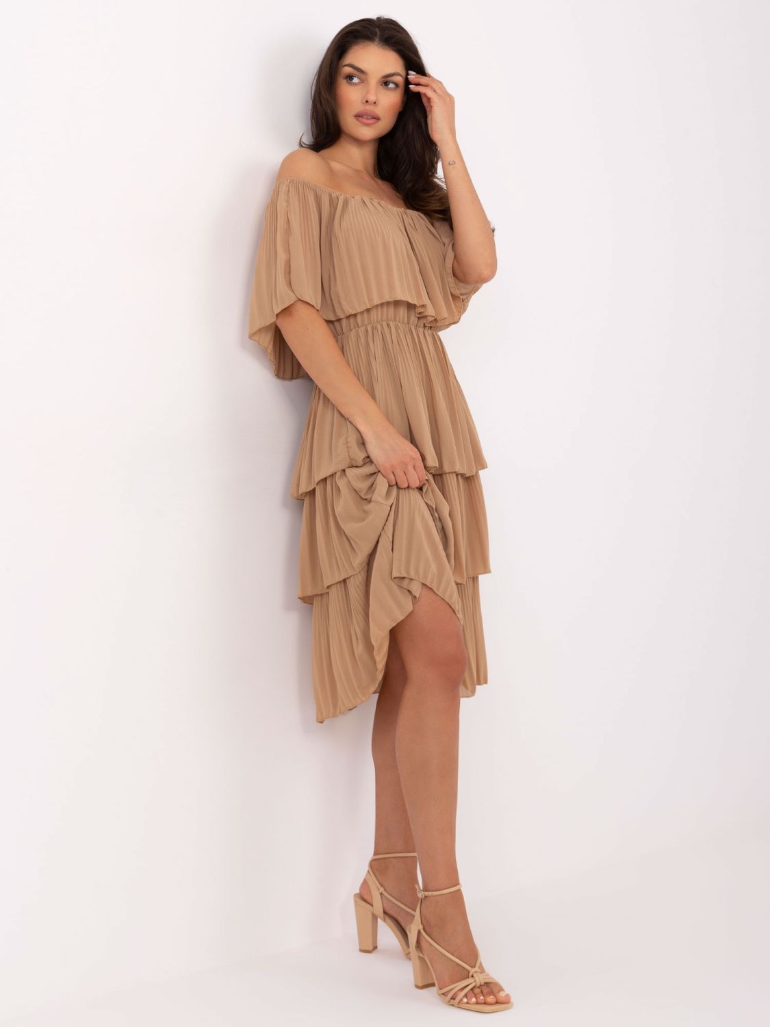Camel hnědé elegantní off-shoulder šaty s volánem