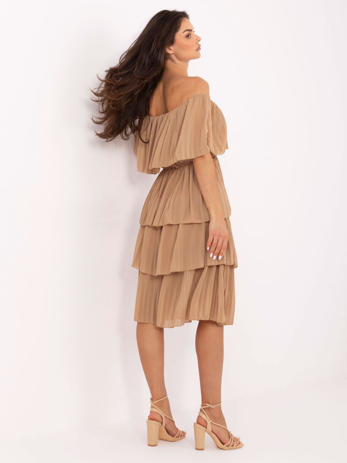Camel hnědé elegantní off-shoulder šaty s volánem