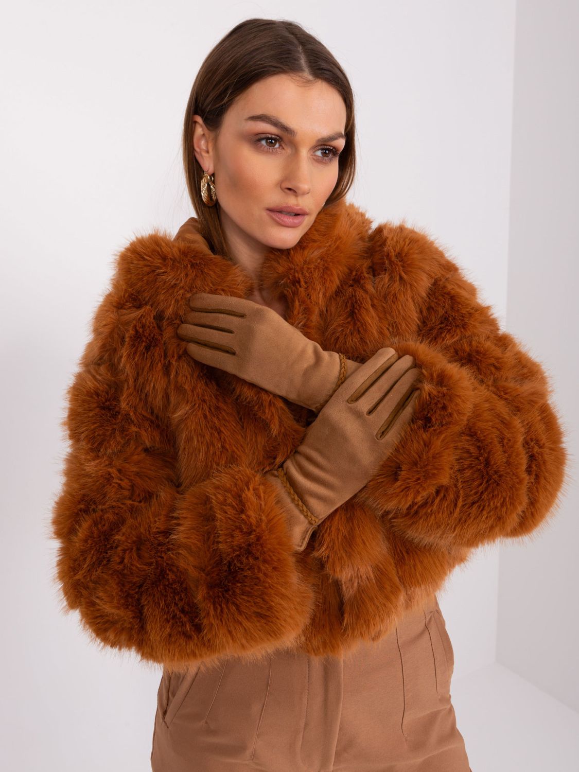 Hnědé rukavice s ozdobným páskem