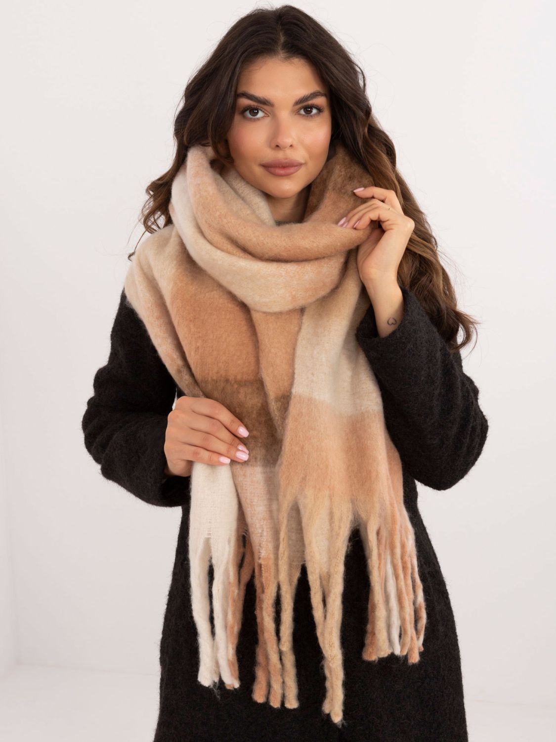 Hnědá šála s kostkovaným vzorem