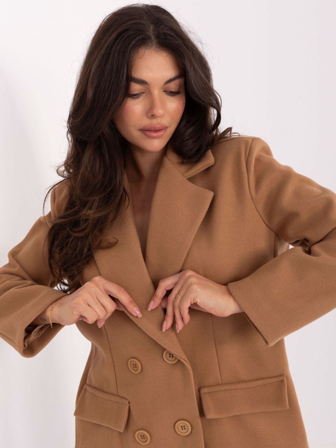 Krátký elegantní přechodný kabát v hnědé barvě