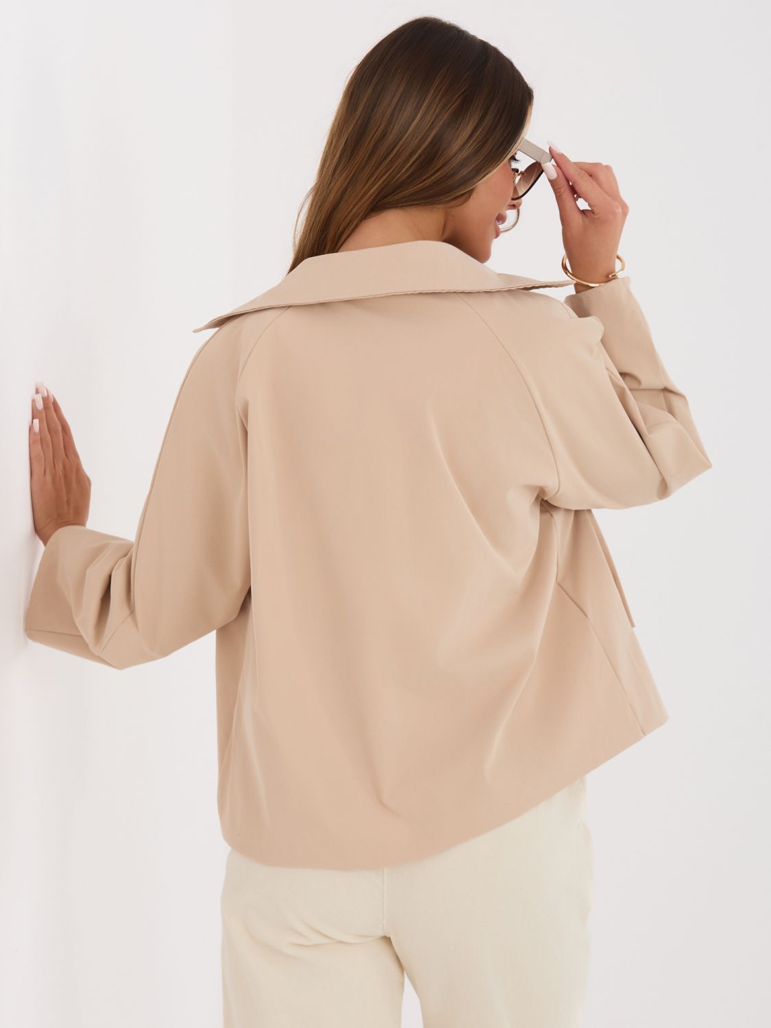 Krátký přechodný kabát v camel barvě