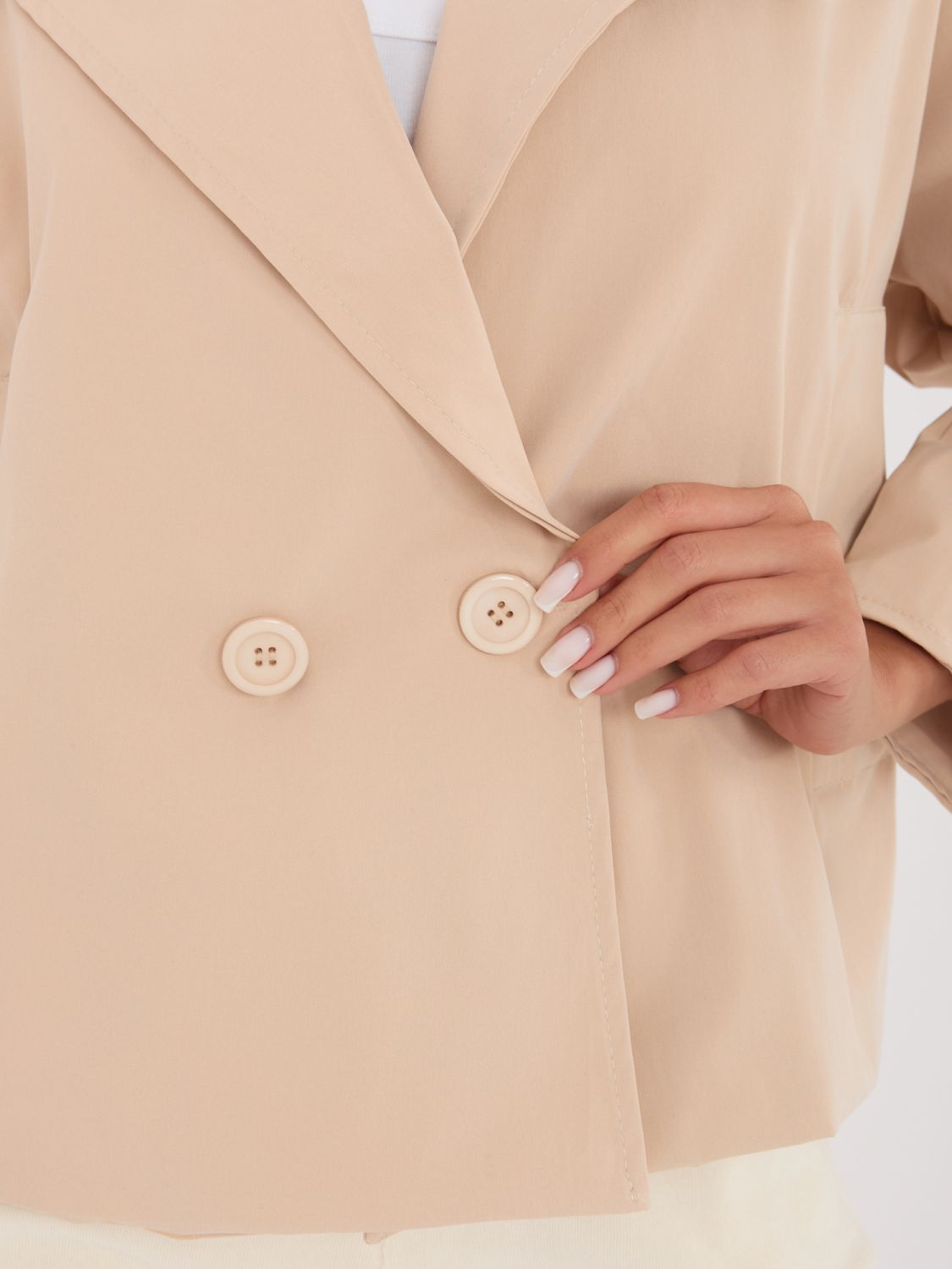 Krátký přechodný kabát v camel barvě