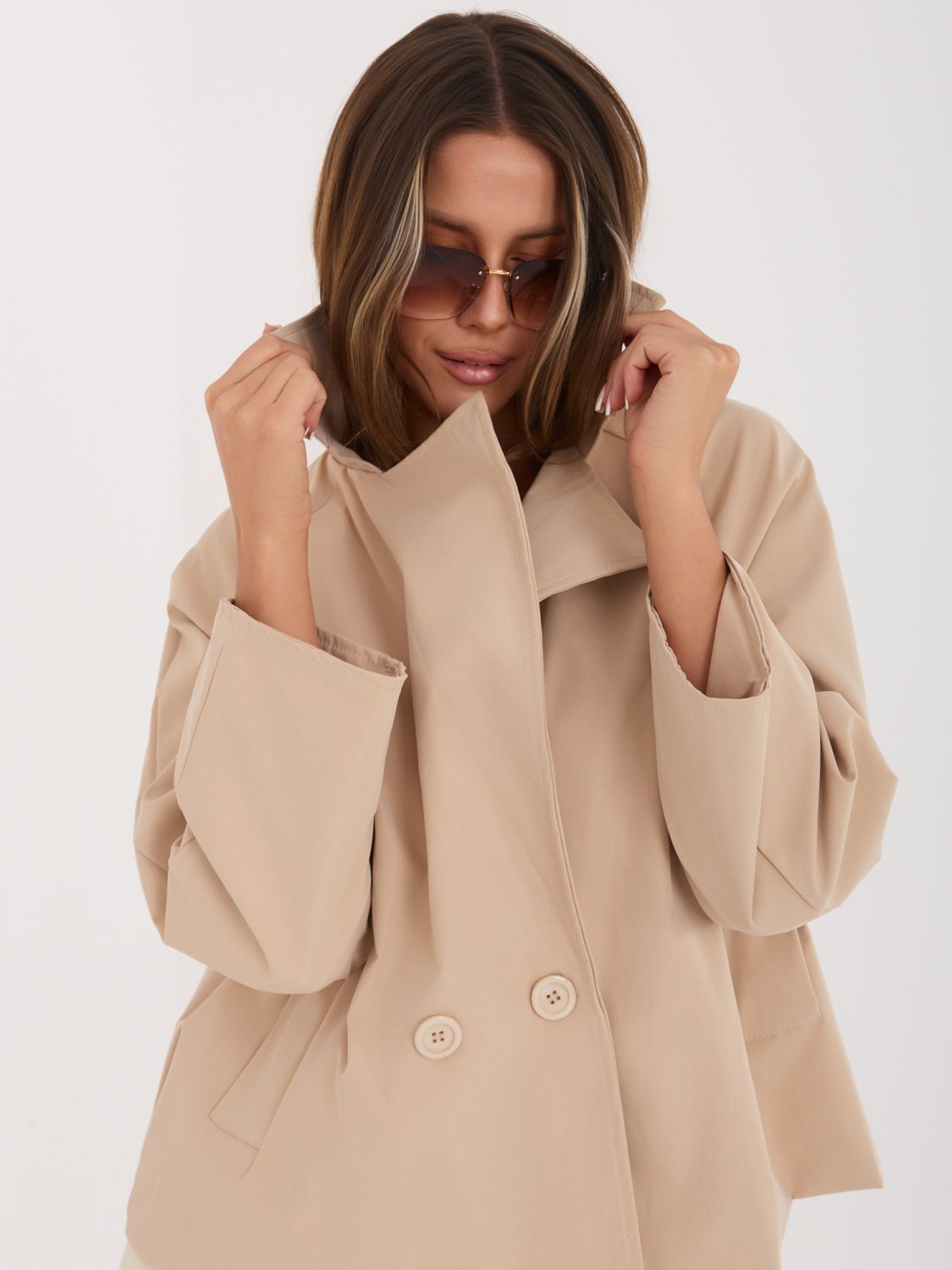 Krátký přechodný kabát v camel barvě