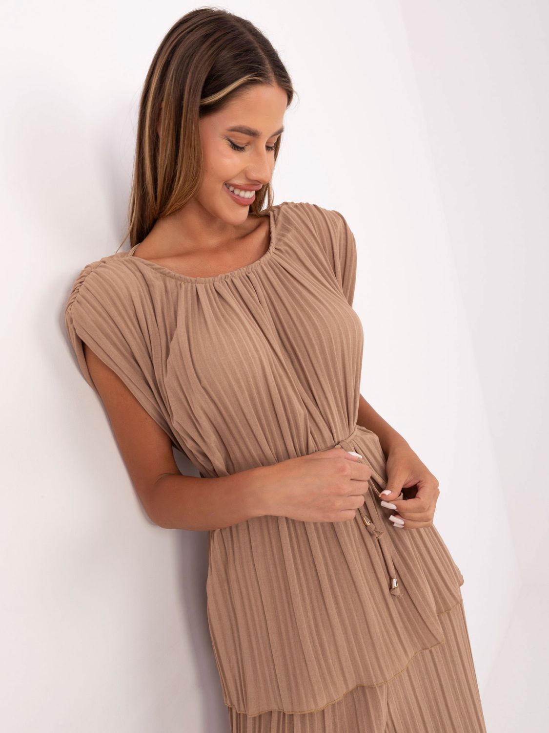 Elegantní komplet v camel barvě