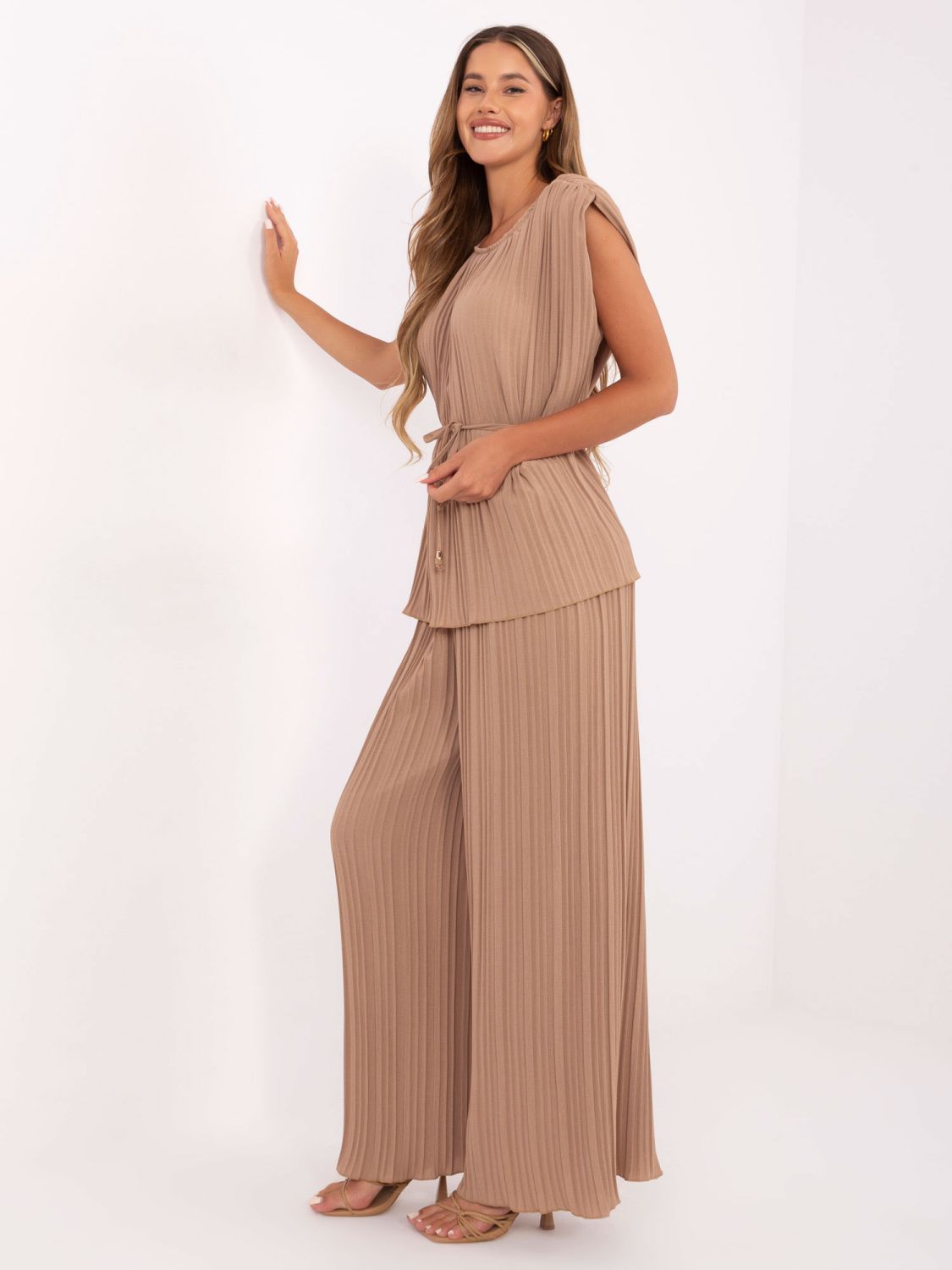 Elegantní komplet v camel barvě