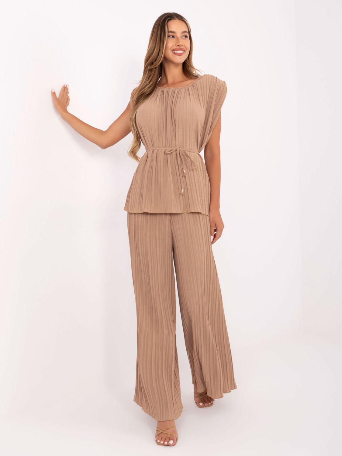 Elegantní komplet v camel barvě