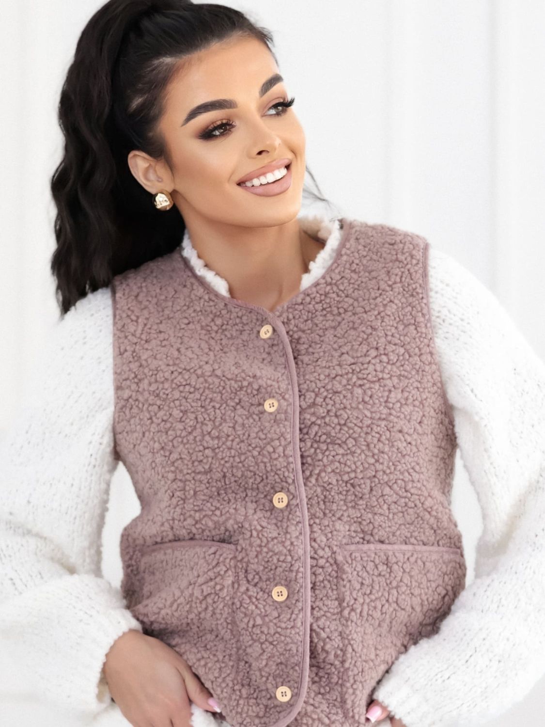 Béžová kožichová vesta na knoflíky