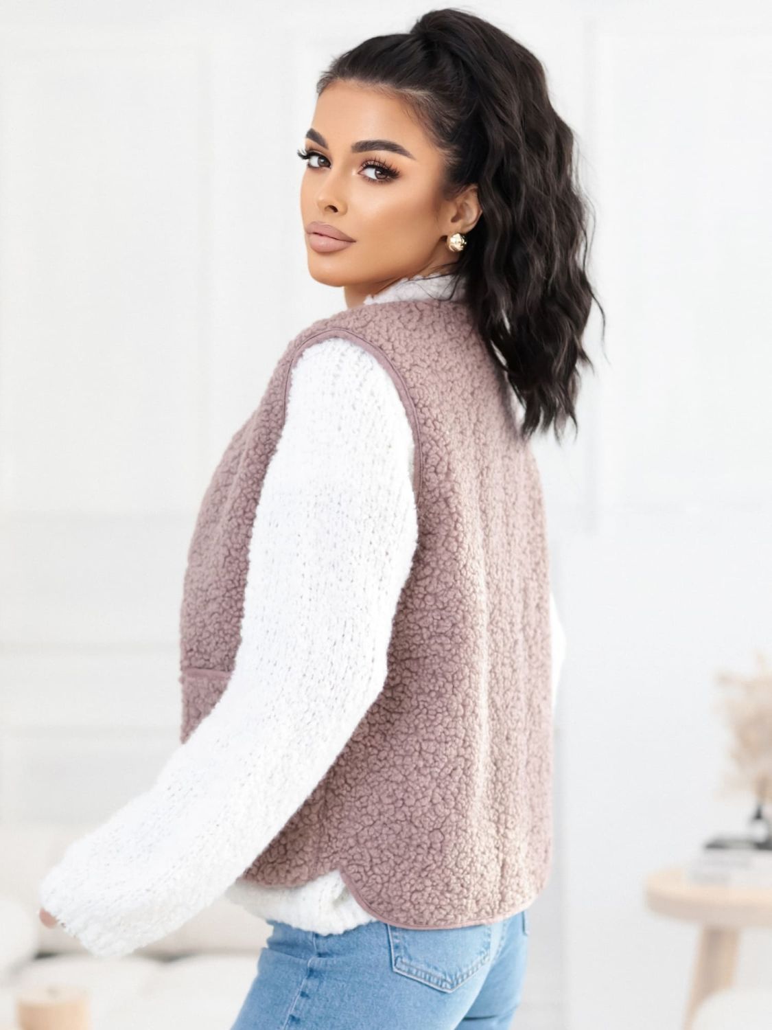 Béžová kožichová vesta na knoflíky