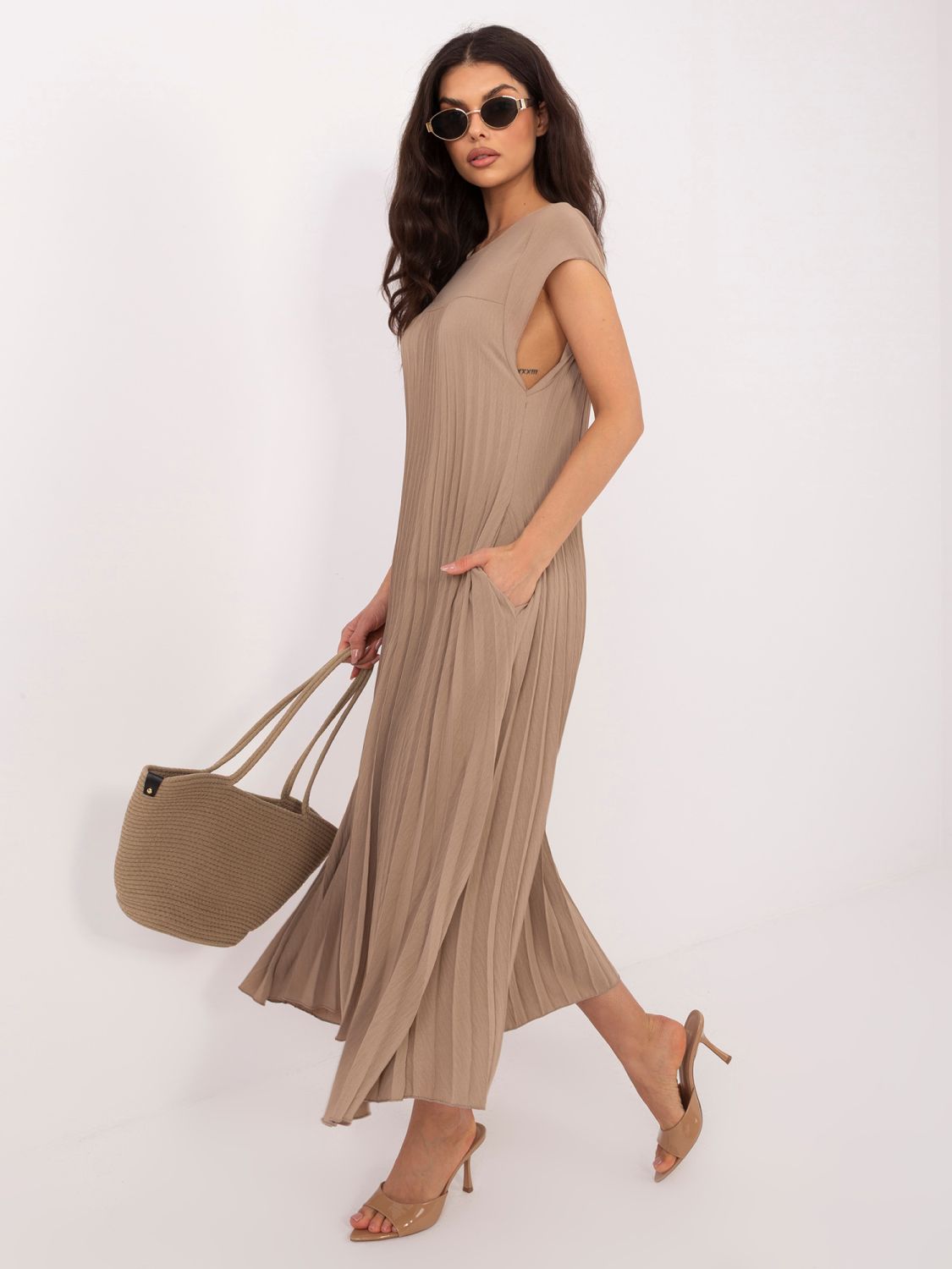 Tmavě béžové midi koktejlové šaty s kapsami