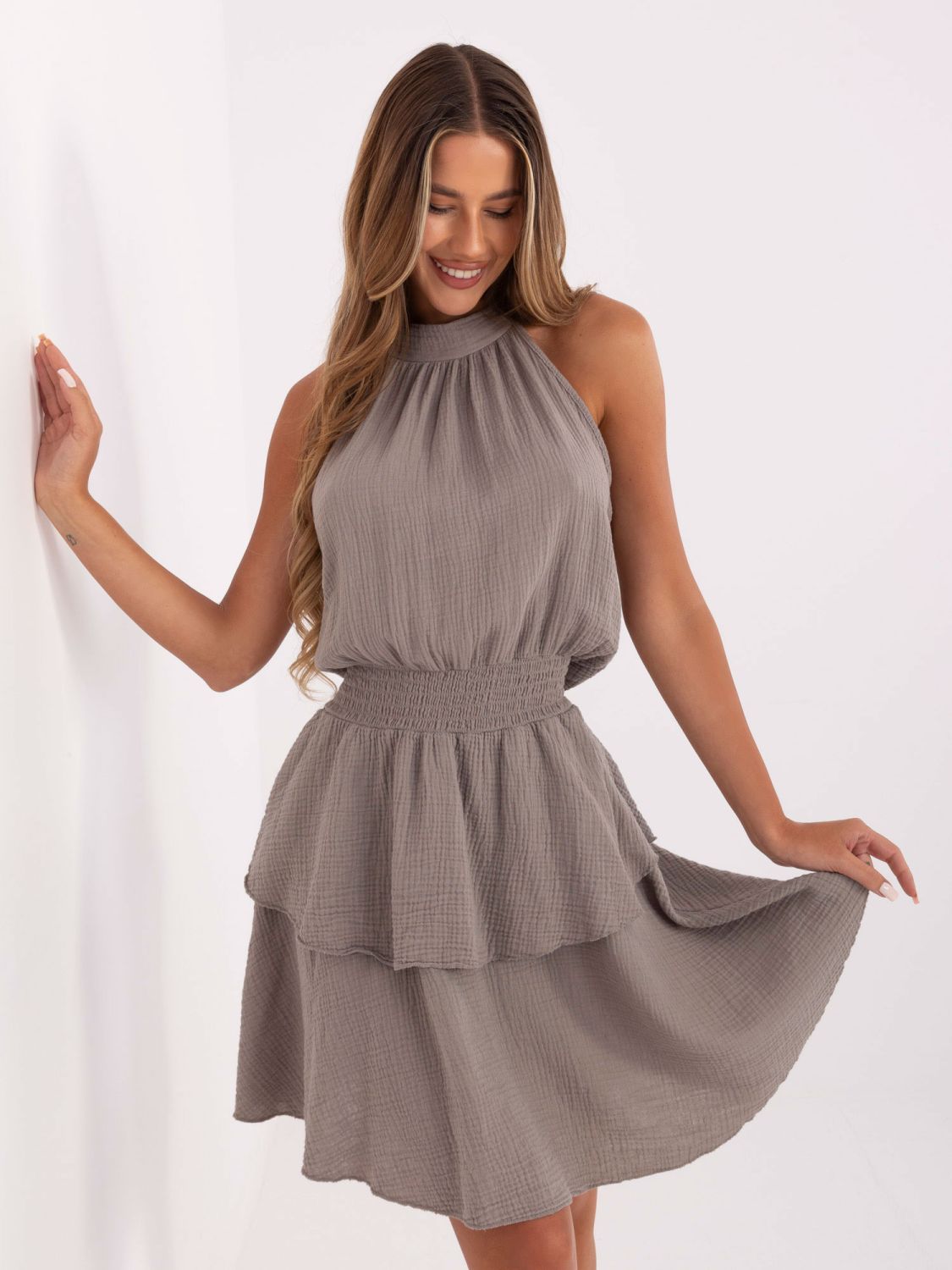 Tmavě béžové minišaty s volánem a vázáním