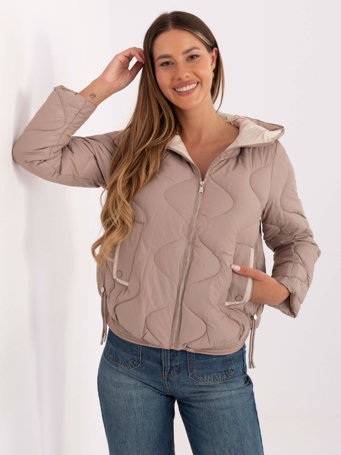 Pohodlná béžová prošívaná bunda s kapucí