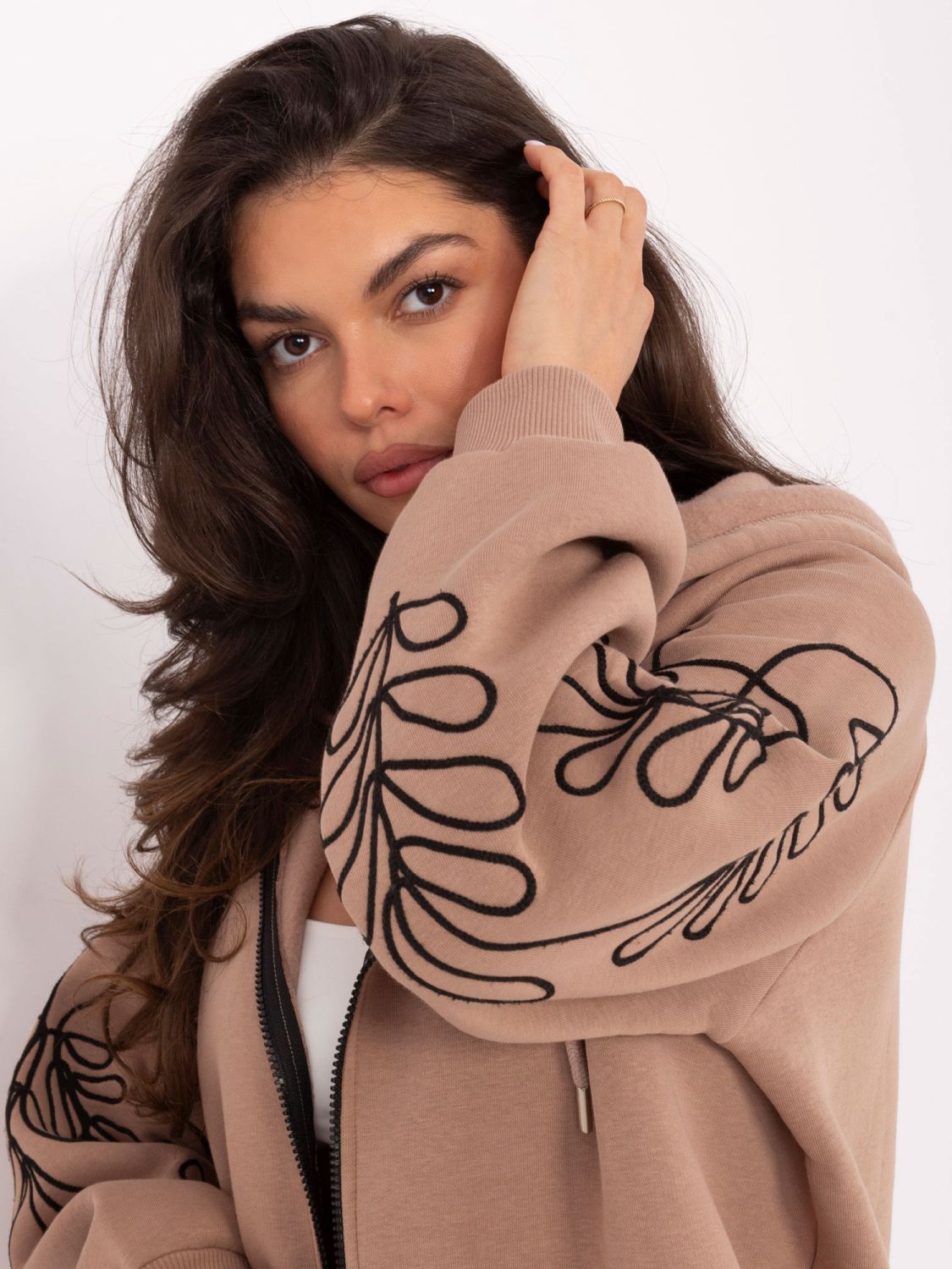 Béžová mikina s kapucí a výšivkou