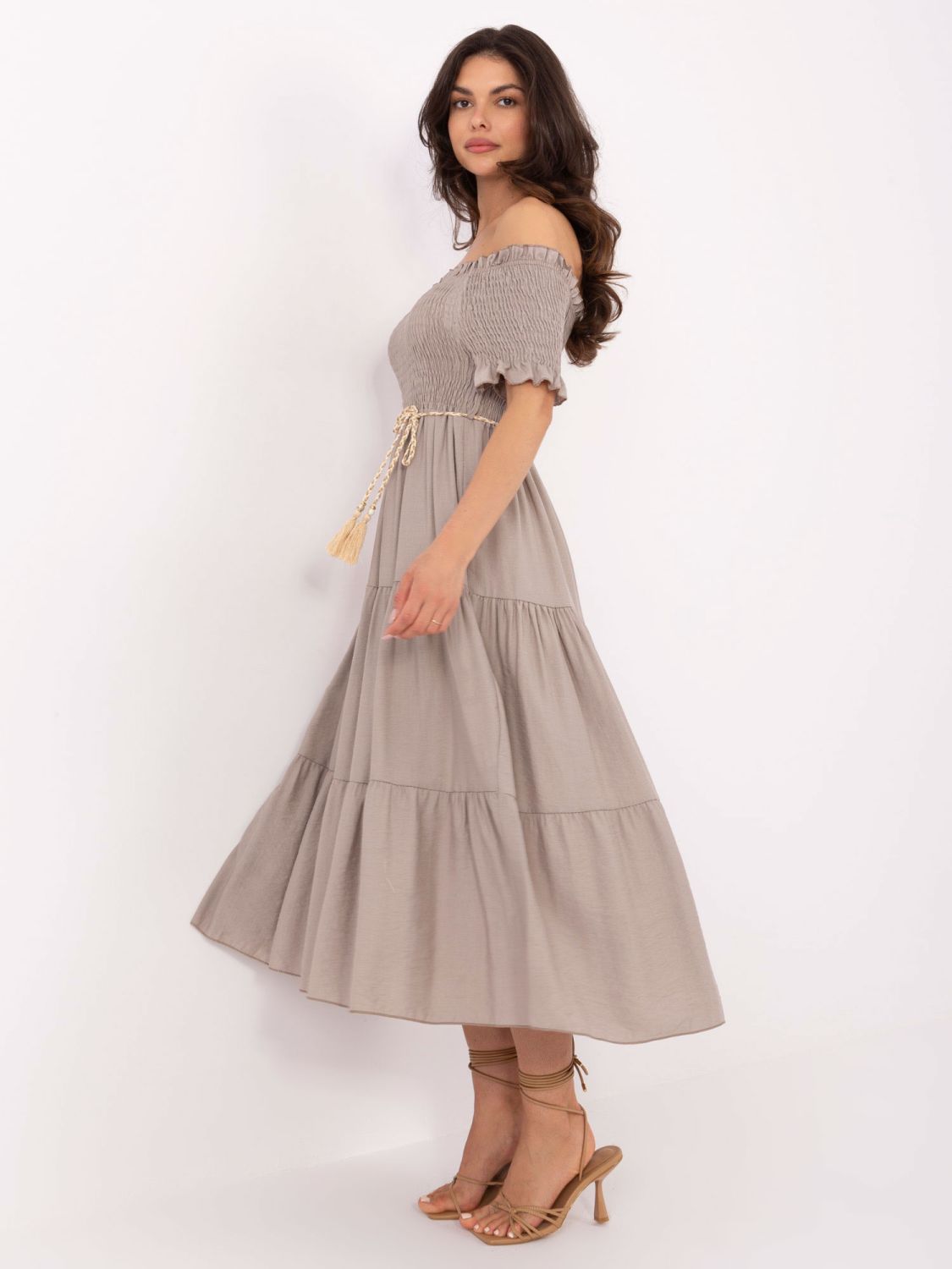 Béžové letní midi šaty s off-shoulder střihem