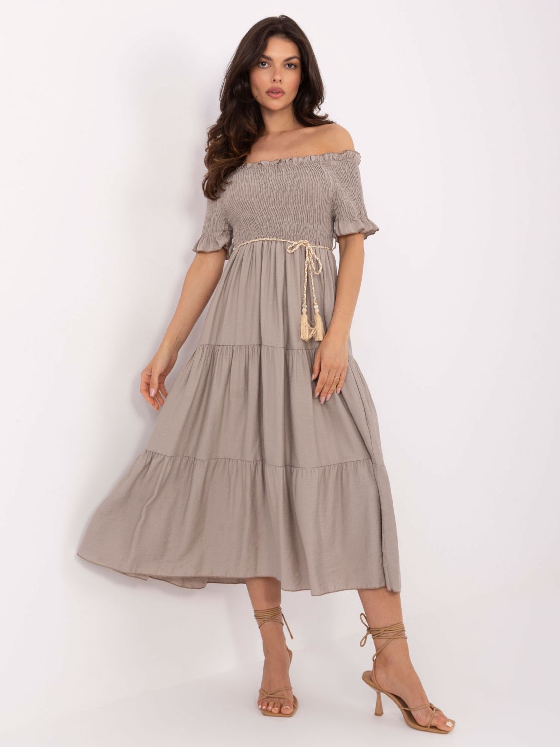 Béžové letní midi šaty s off-shoulder střihem