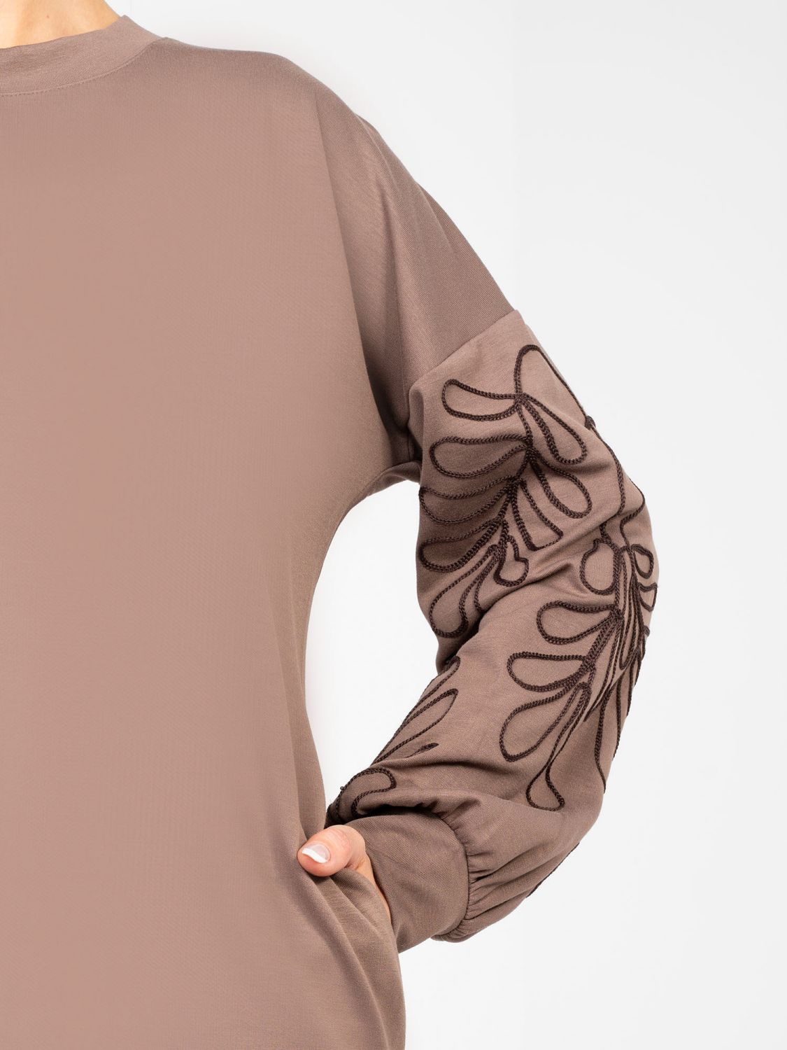 Tmavě béžové mini šaty s výšivkou a balónovými rukávy