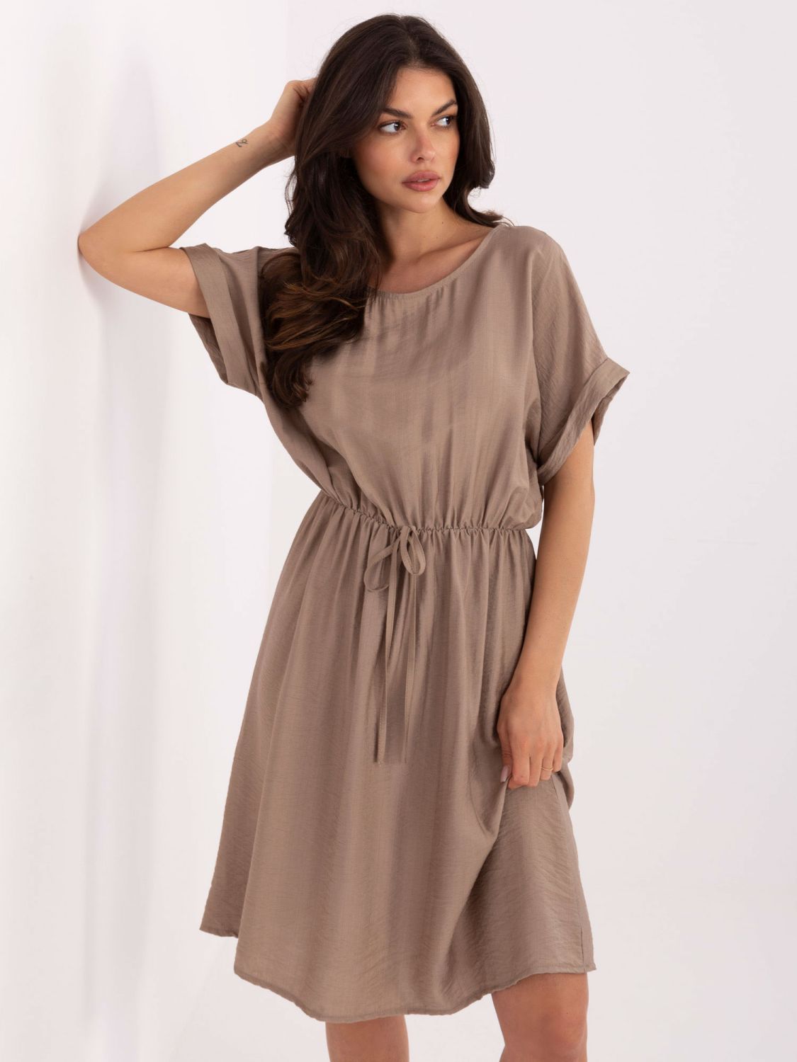 Tmavě béžové letní šaty s krátkým rukávem