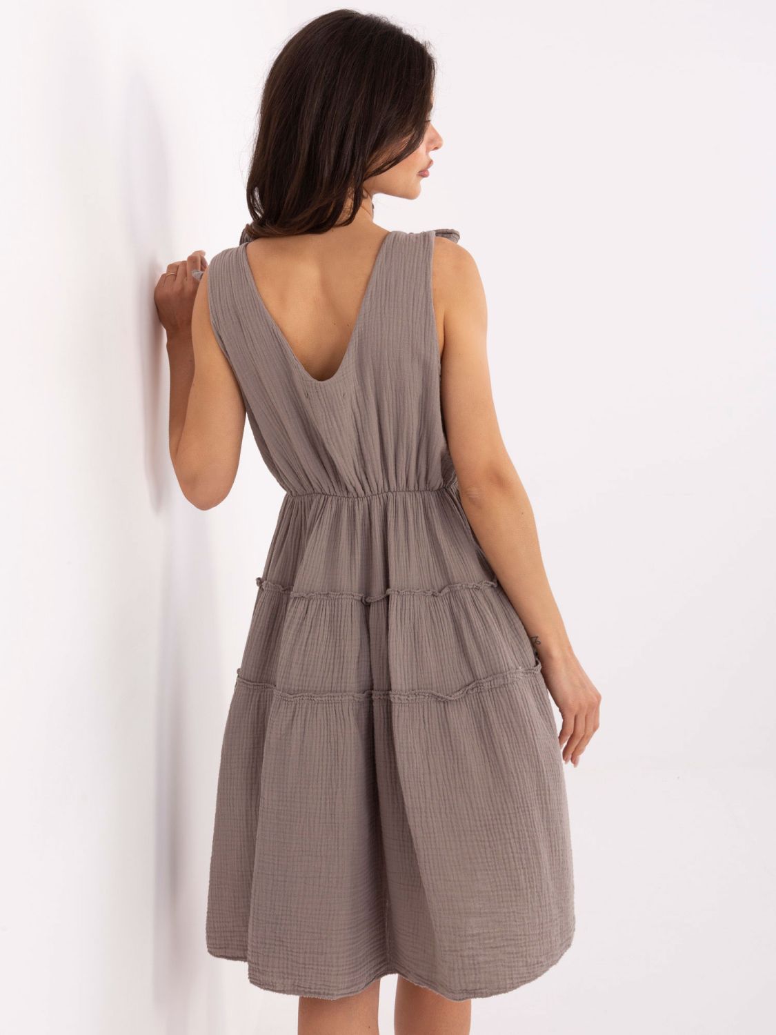 Letní mušelínové šaty v rozšířeném střihu tmavě béžové