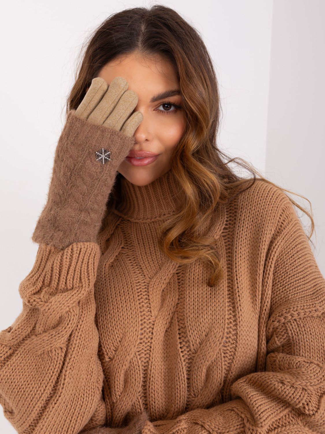 Tmavě béžové rukavice s hladkým vzorem