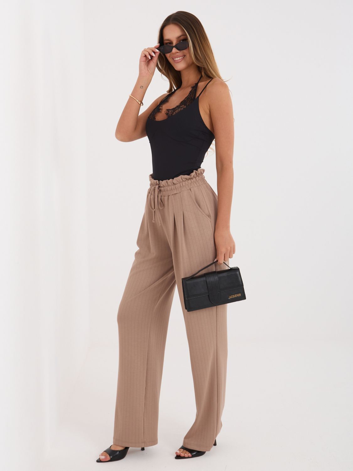 Béžové kalhoty s proužky a vysokým pasem