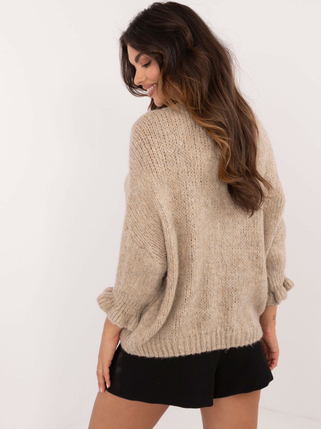 Stylový tmavě béžový svetr s 3/4 rukávy