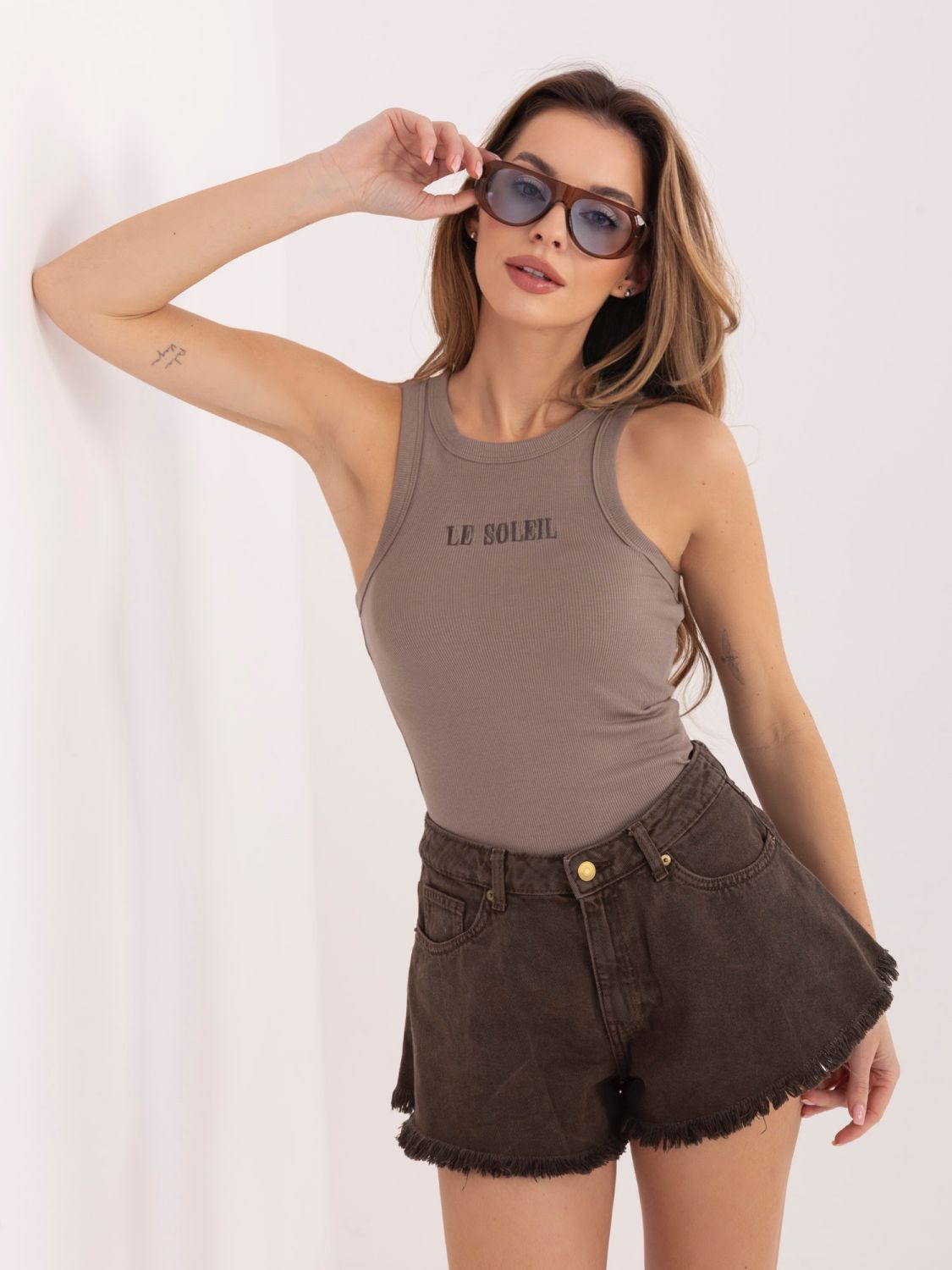 Béžový žebrovaný top s výšivkou