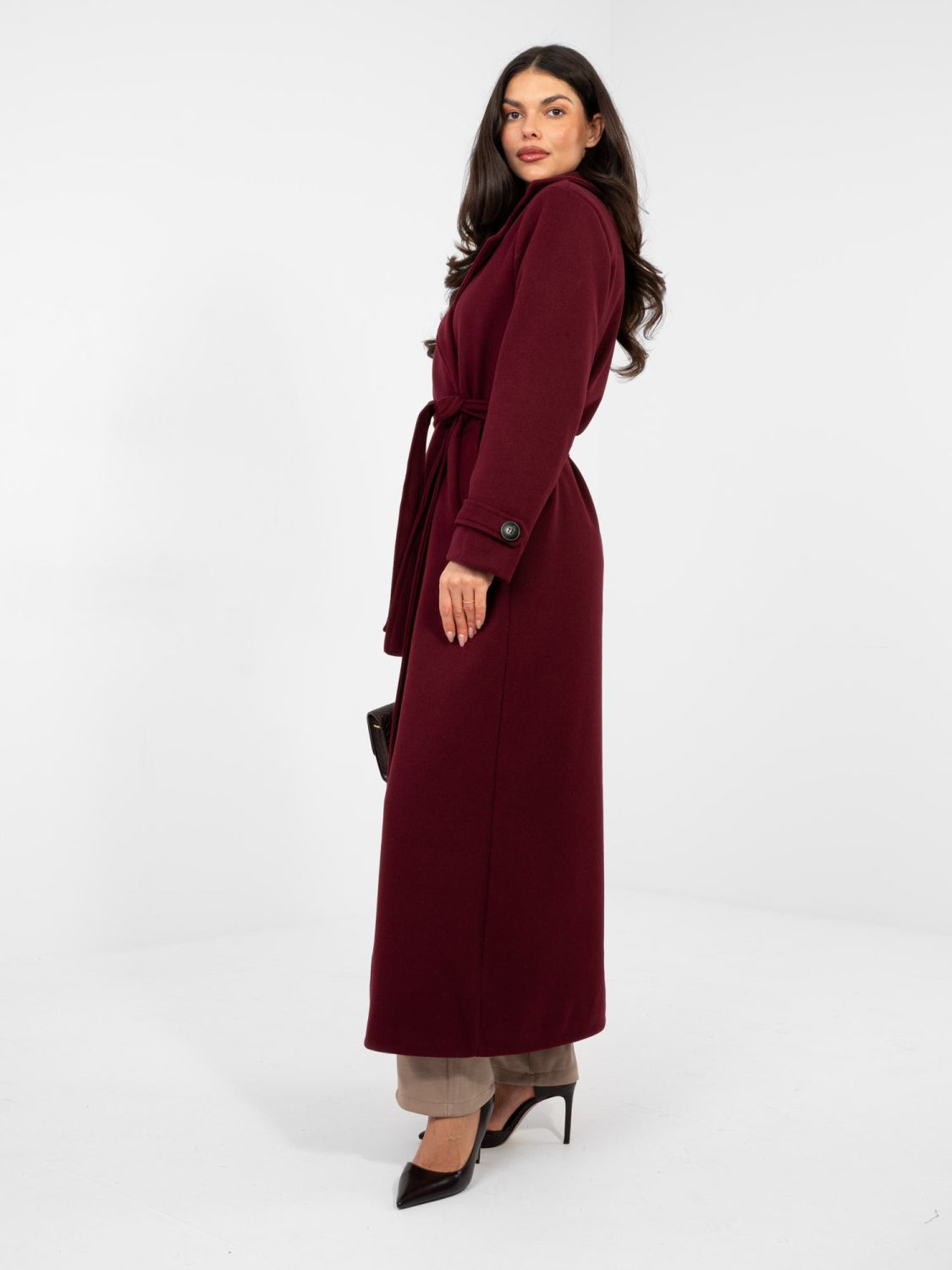 Elegantní červený přechodový kabát s páskem