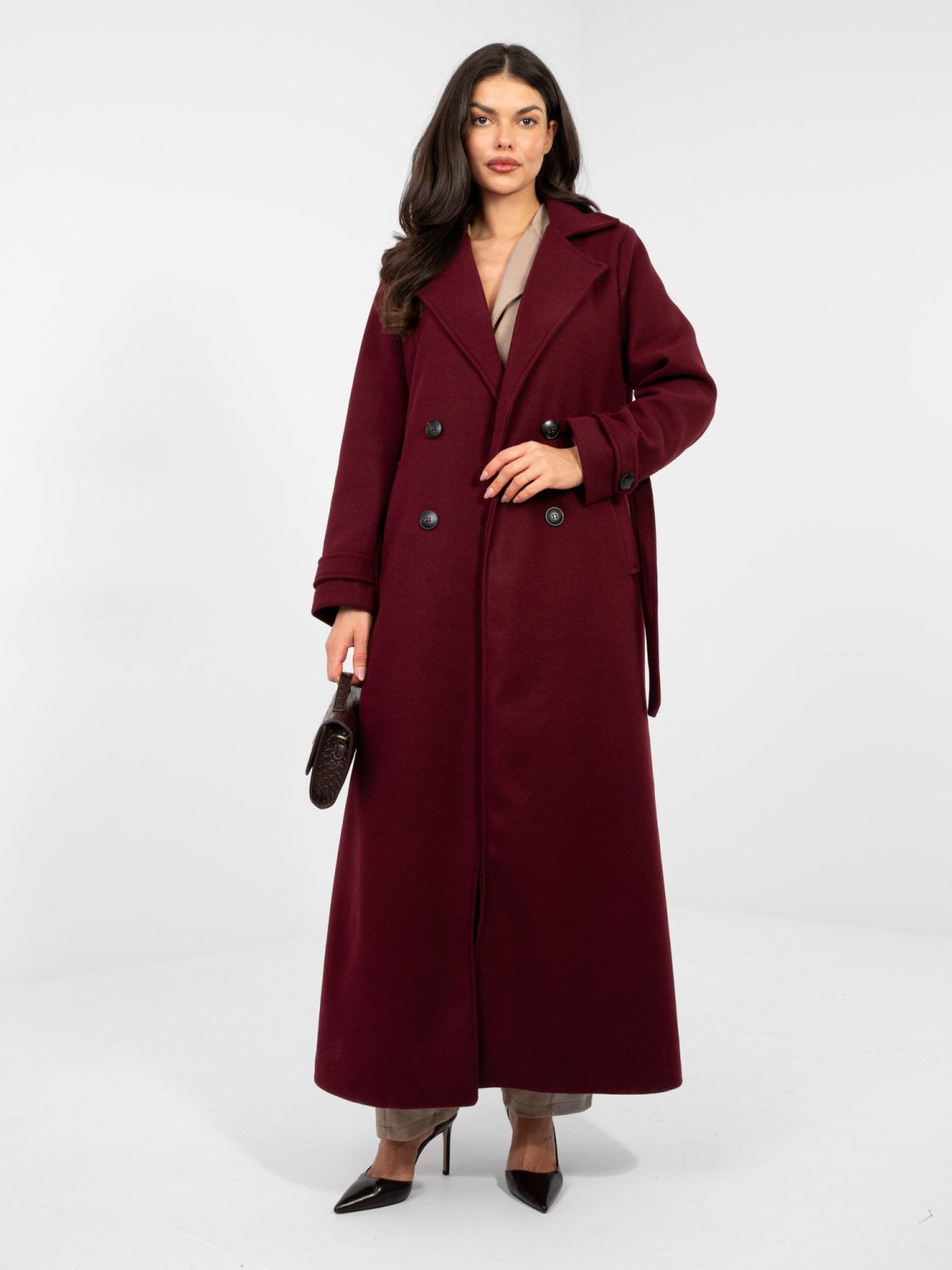 Elegantní červený přechodový kabát s páskem