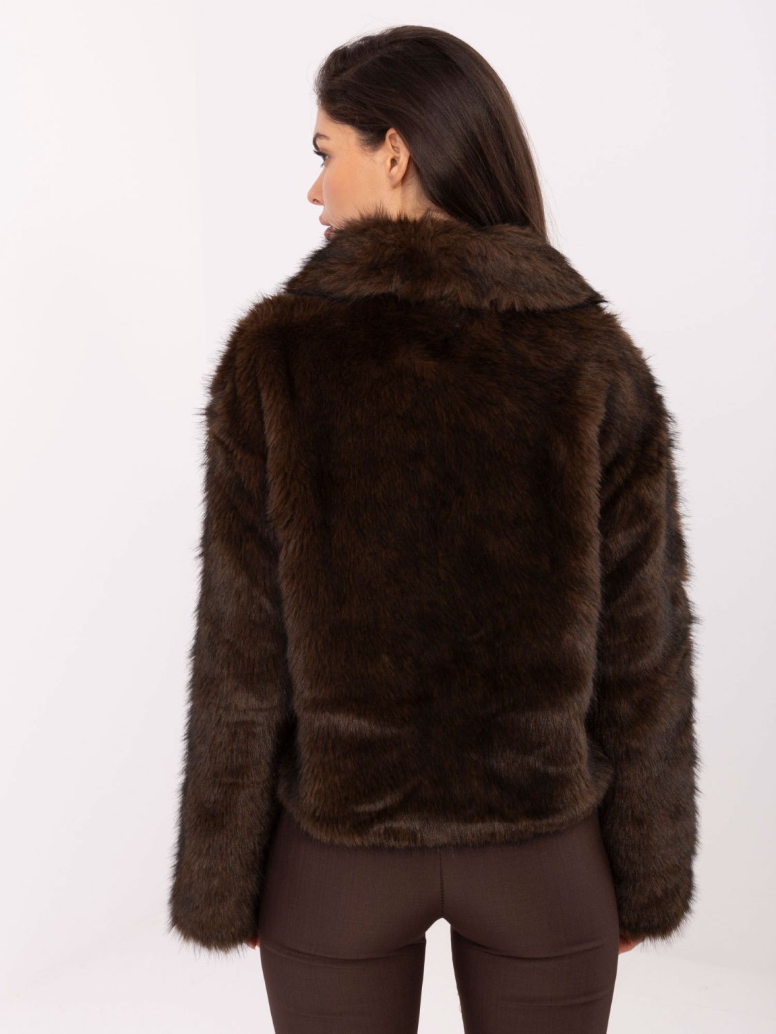 Elegantní zimní bunda v tmavě hnědé barvě
