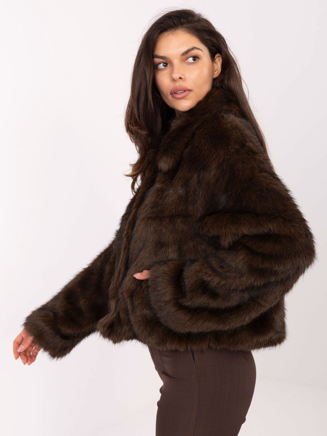 Elegantní zimní bunda v tmavě hnědé barvě