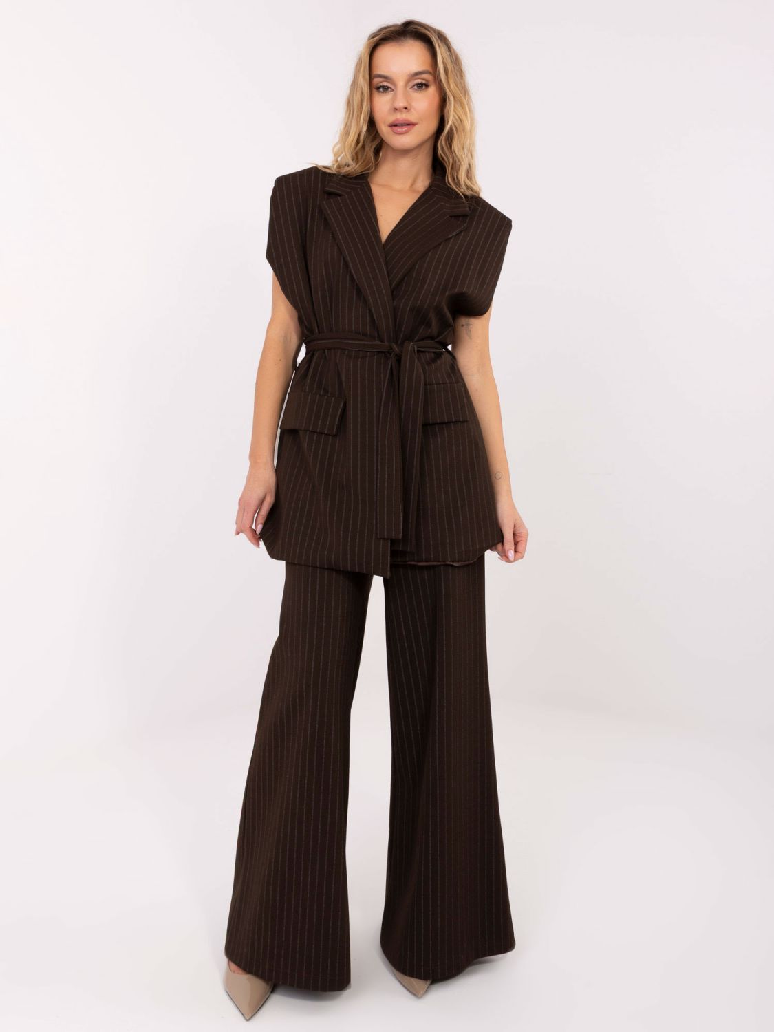 Elegantní hnědá pruhovaná vesta s páskem