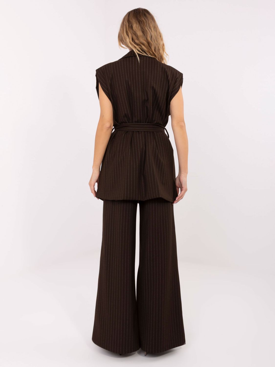 Elegantní hnědá pruhovaná vesta s páskem