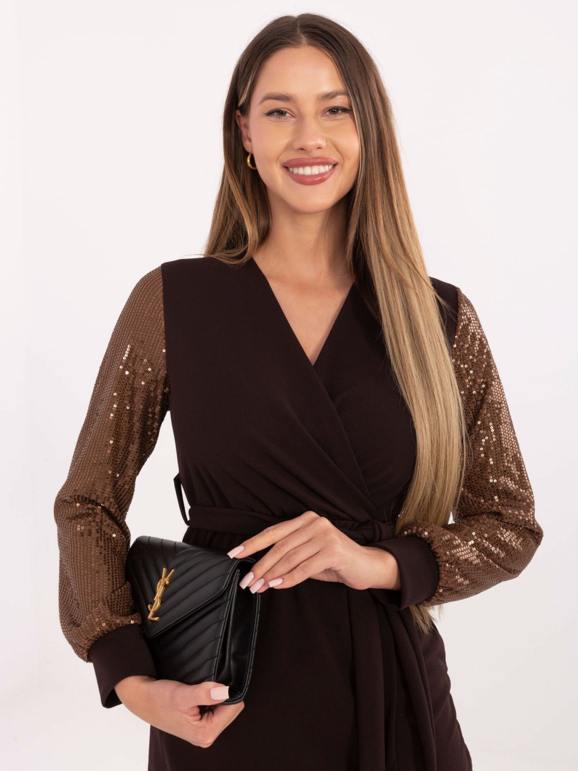 Elegantní mini šaty s flitry v hnědé barvě