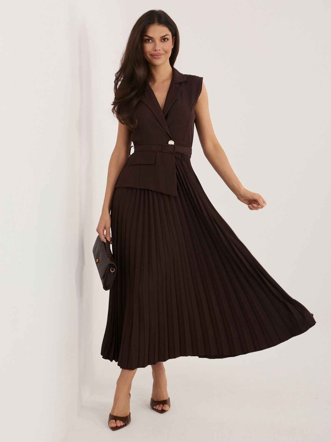Elegantní hnědé midi šaty s páskem a flitry