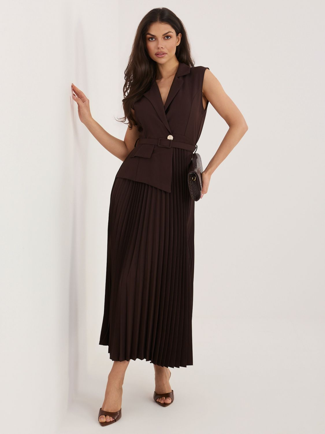 Elegantní hnědé midi šaty s páskem a flitry