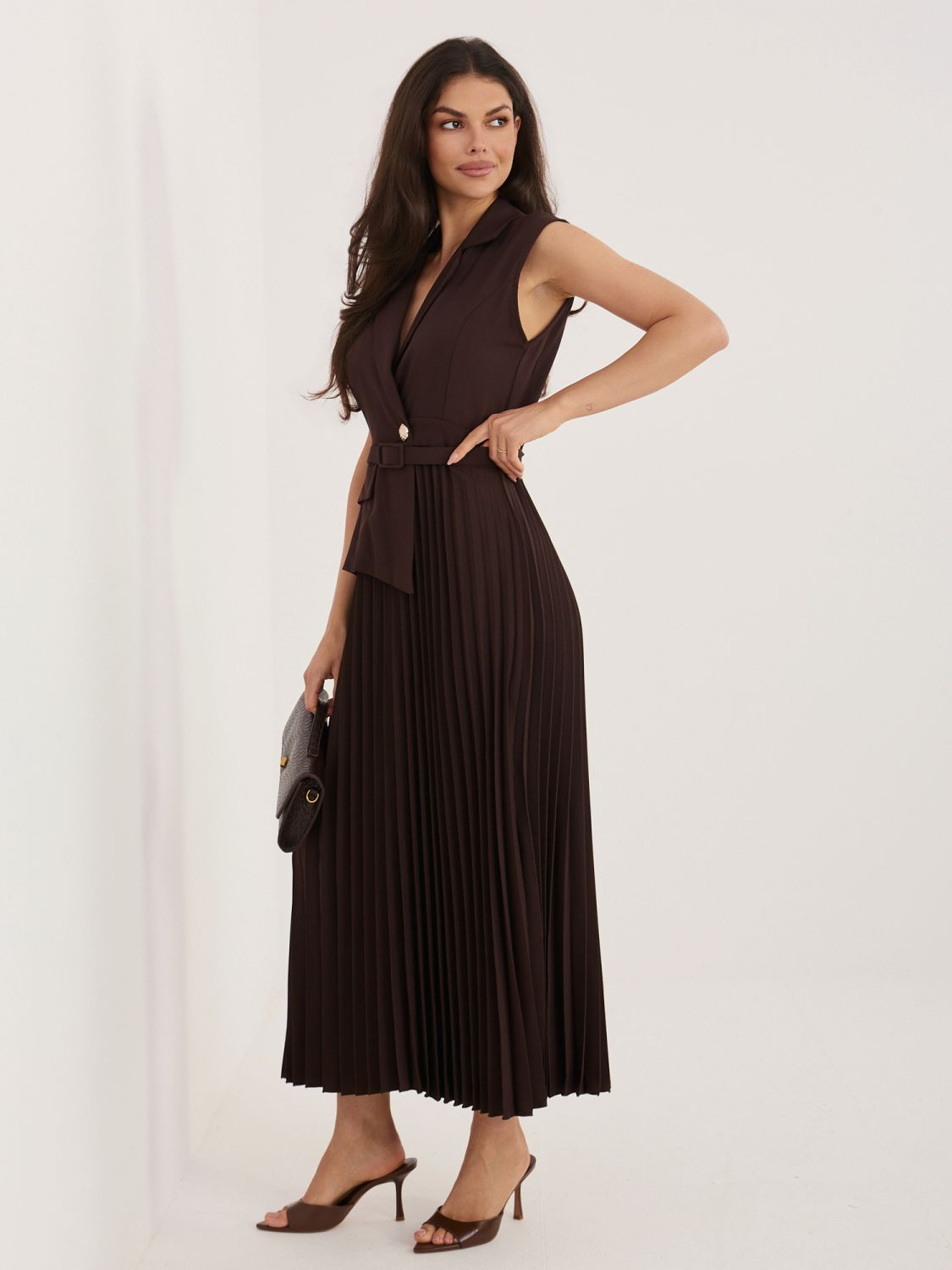 Elegantní hnědé midi šaty s páskem a flitry