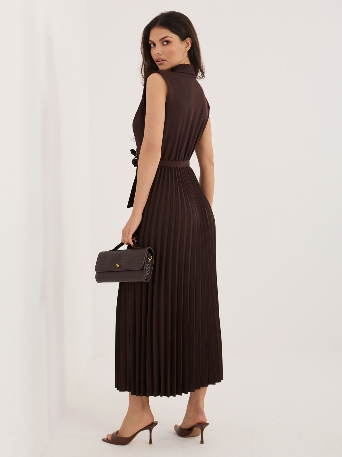 Elegantní hnědé midi šaty s páskem a flitry