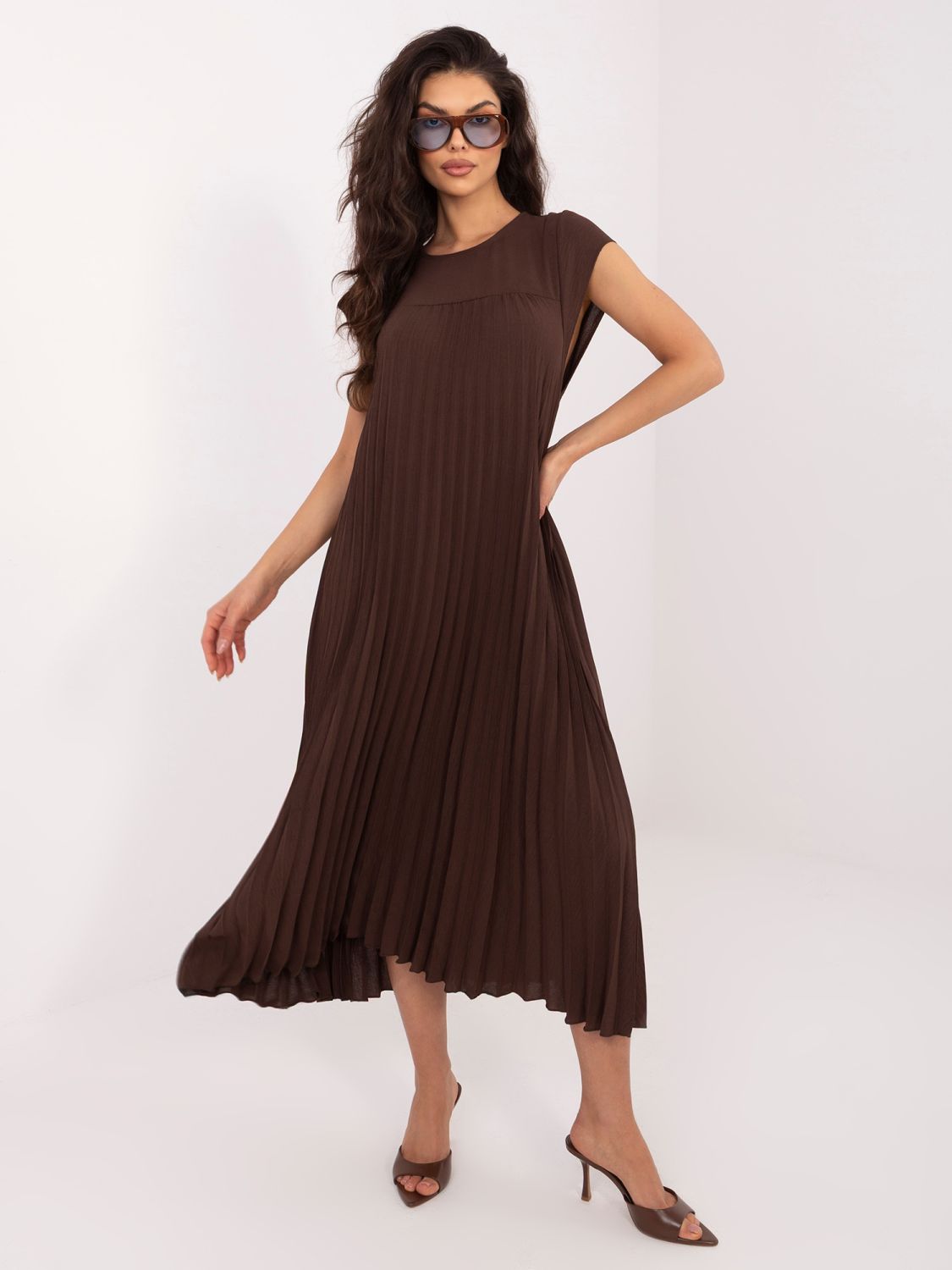 Hnědé midi koktejlové šaty bez rukávů