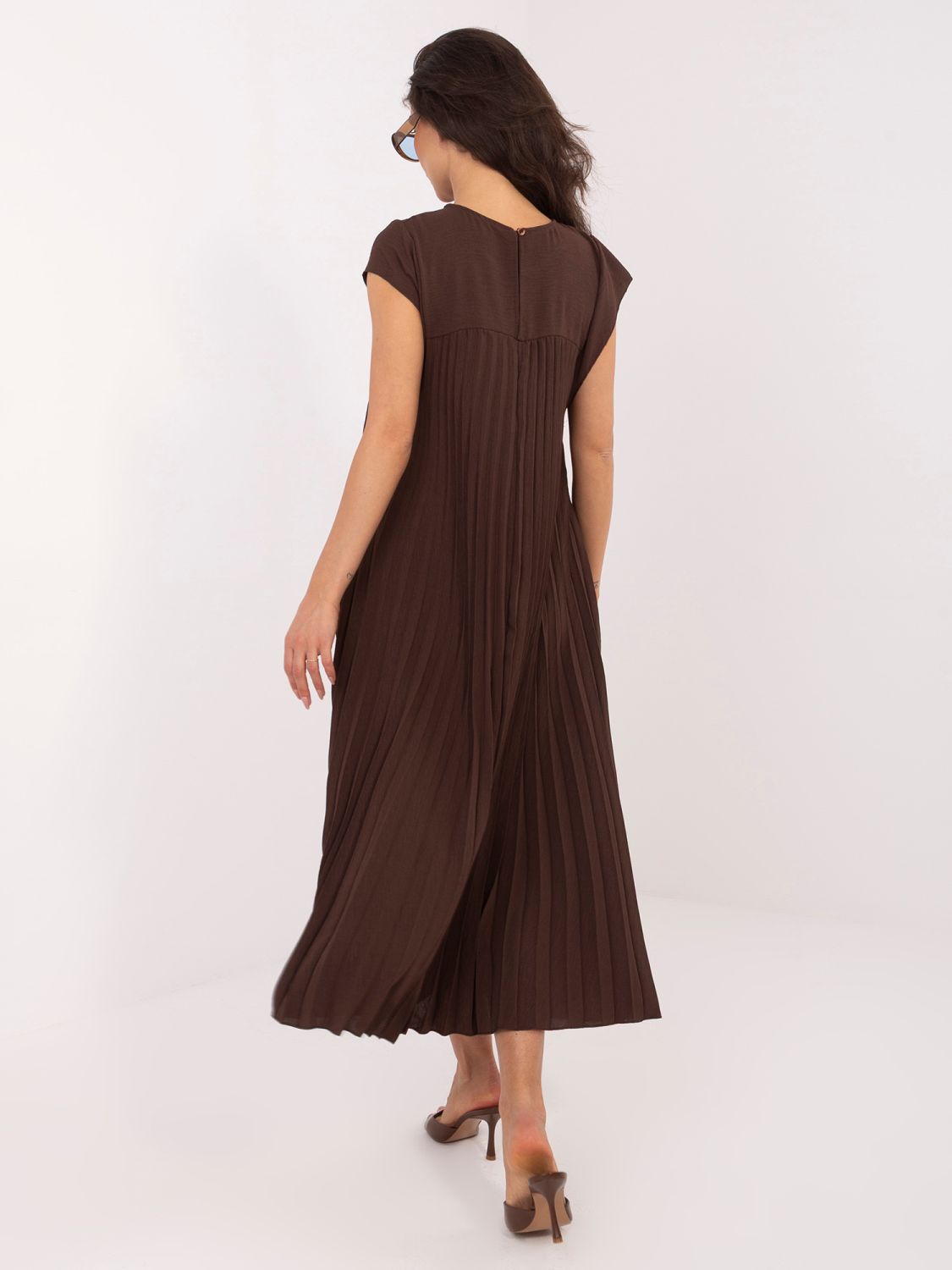 Hnědé midi koktejlové šaty bez rukávů