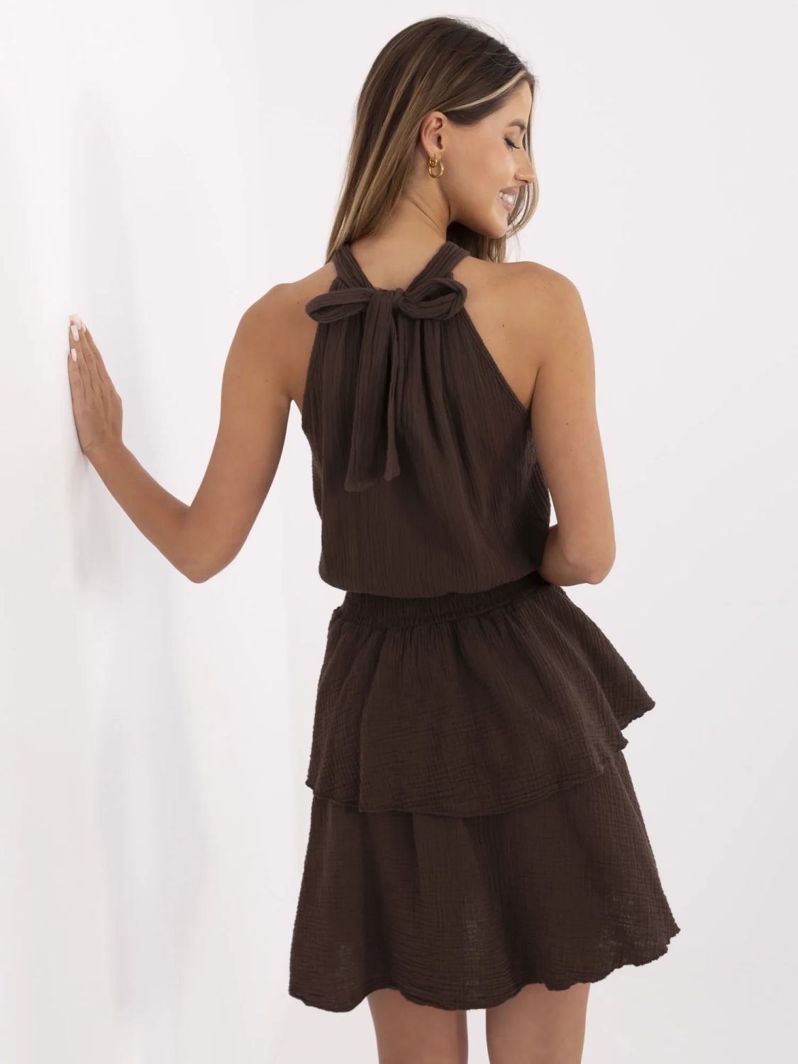 Tmavě hnědé minišaty s volánem a vázáním
