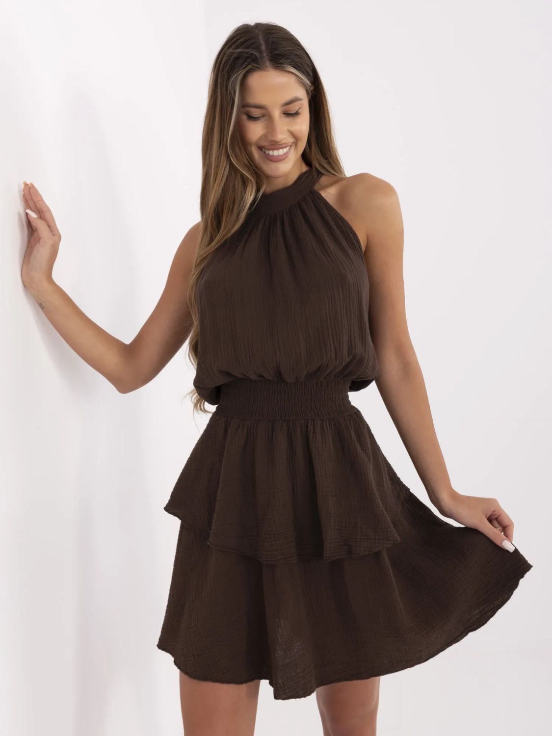 Tmavě hnědé minišaty s volánem a vázáním