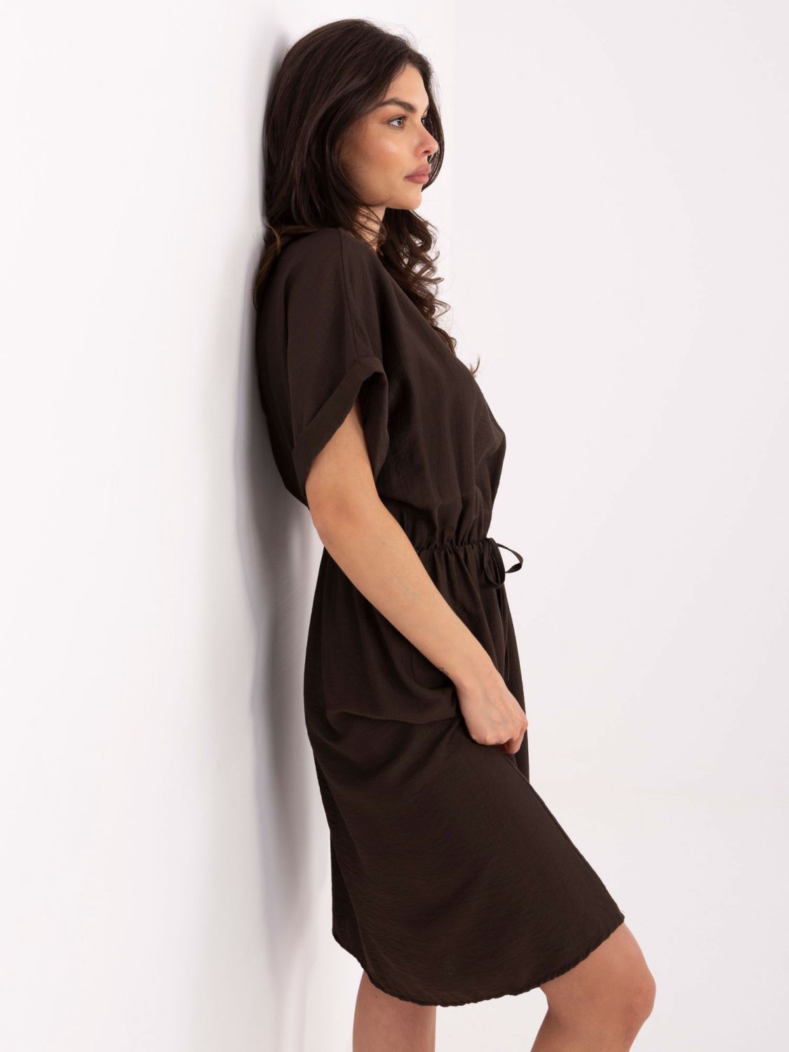 Hnědé letní šaty s krátkým rukávem