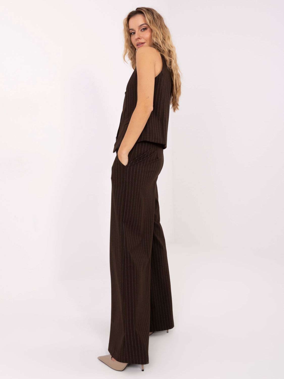 Elegantní široké kalhoty s proužky v hnědé barvě