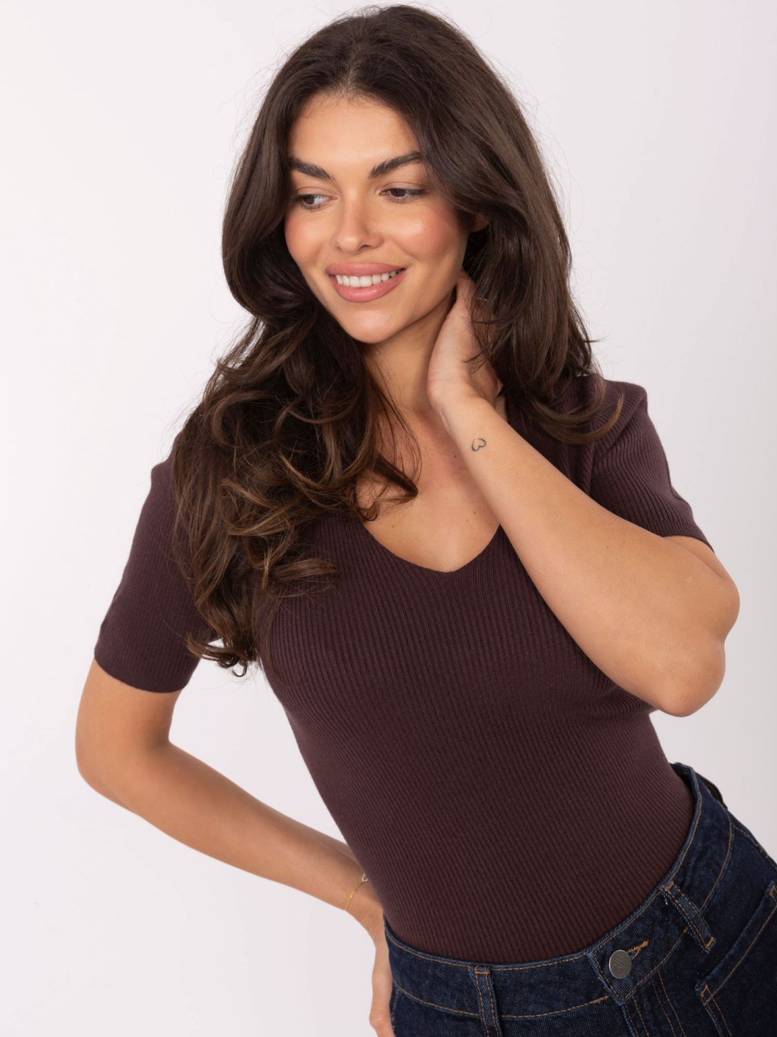 Hnědý žebrovaný pulovr s výstřihem do V