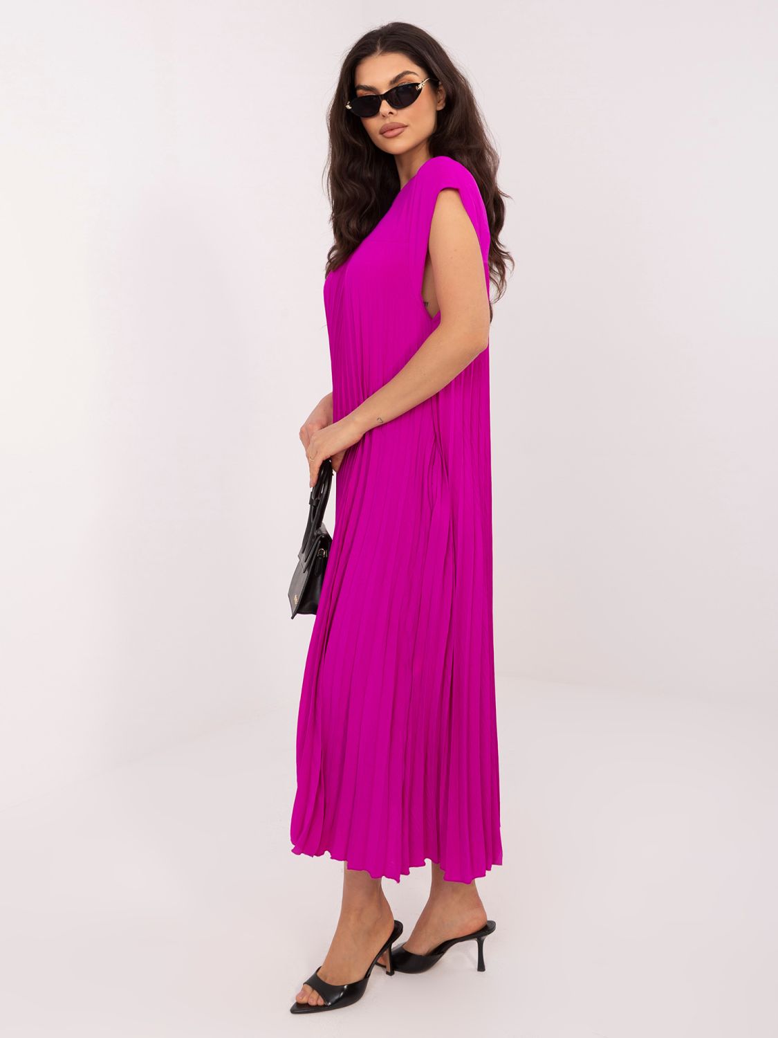 Tmavě fialové midi koktejlové šaty s kapsami