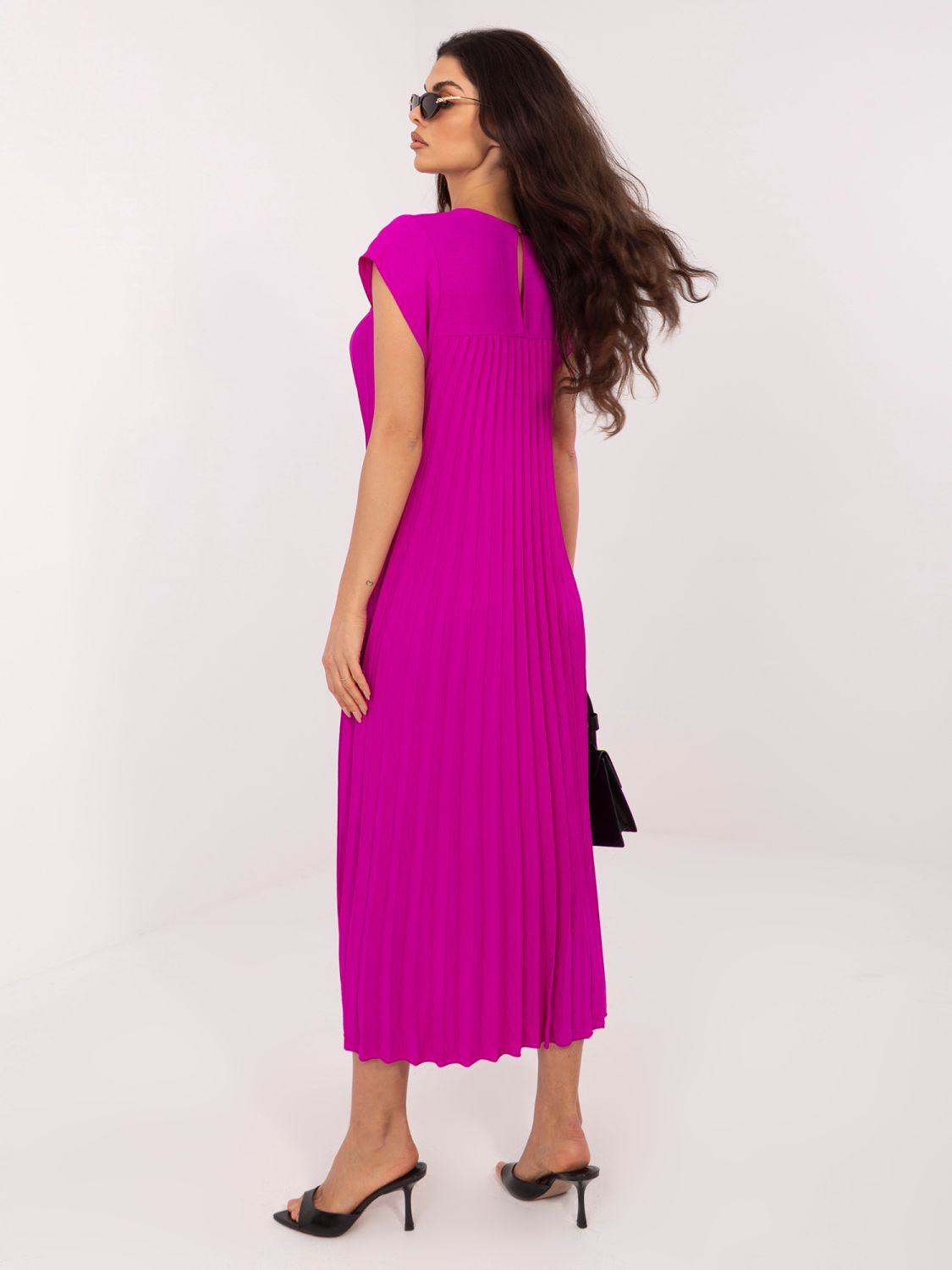 Tmavě fialové midi koktejlové šaty s kapsami