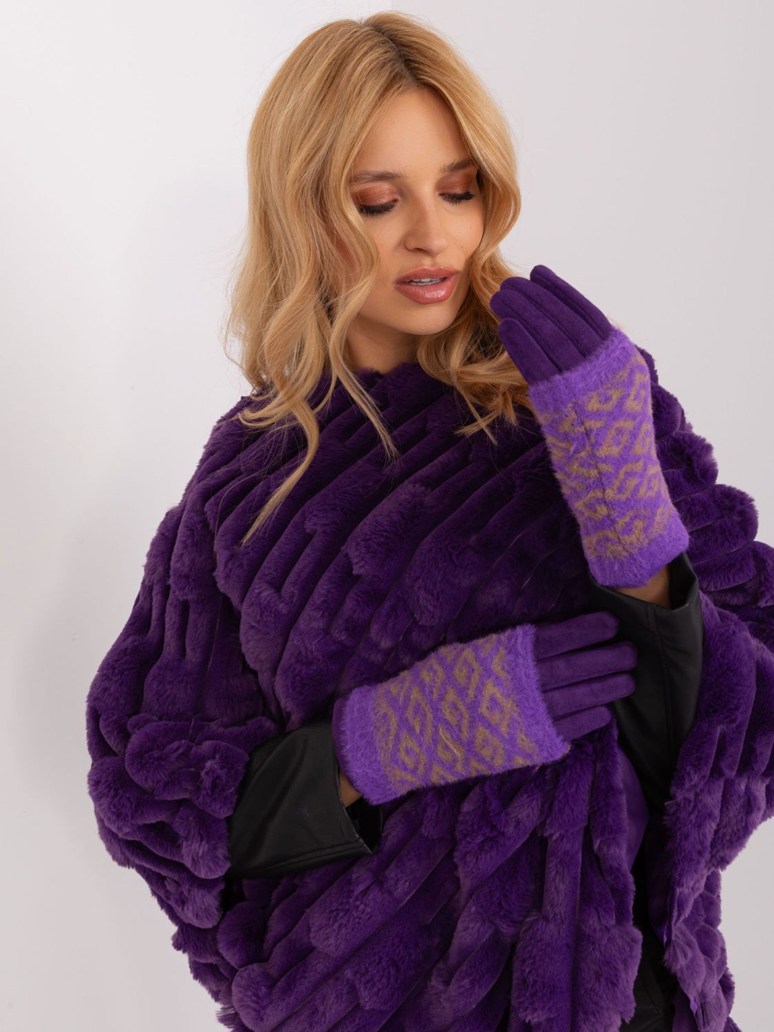 Dámské rukavice v tmavě fialové barvě