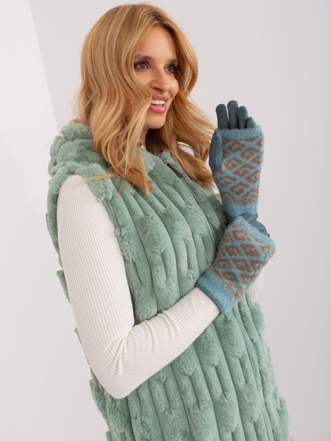 Zelené rukavice s geometrickým vzorem