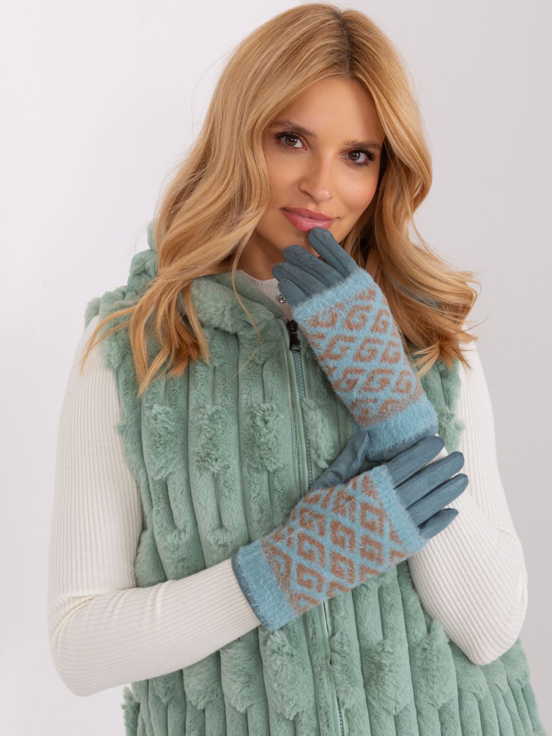 Zelené rukavice s geometrickým vzorem