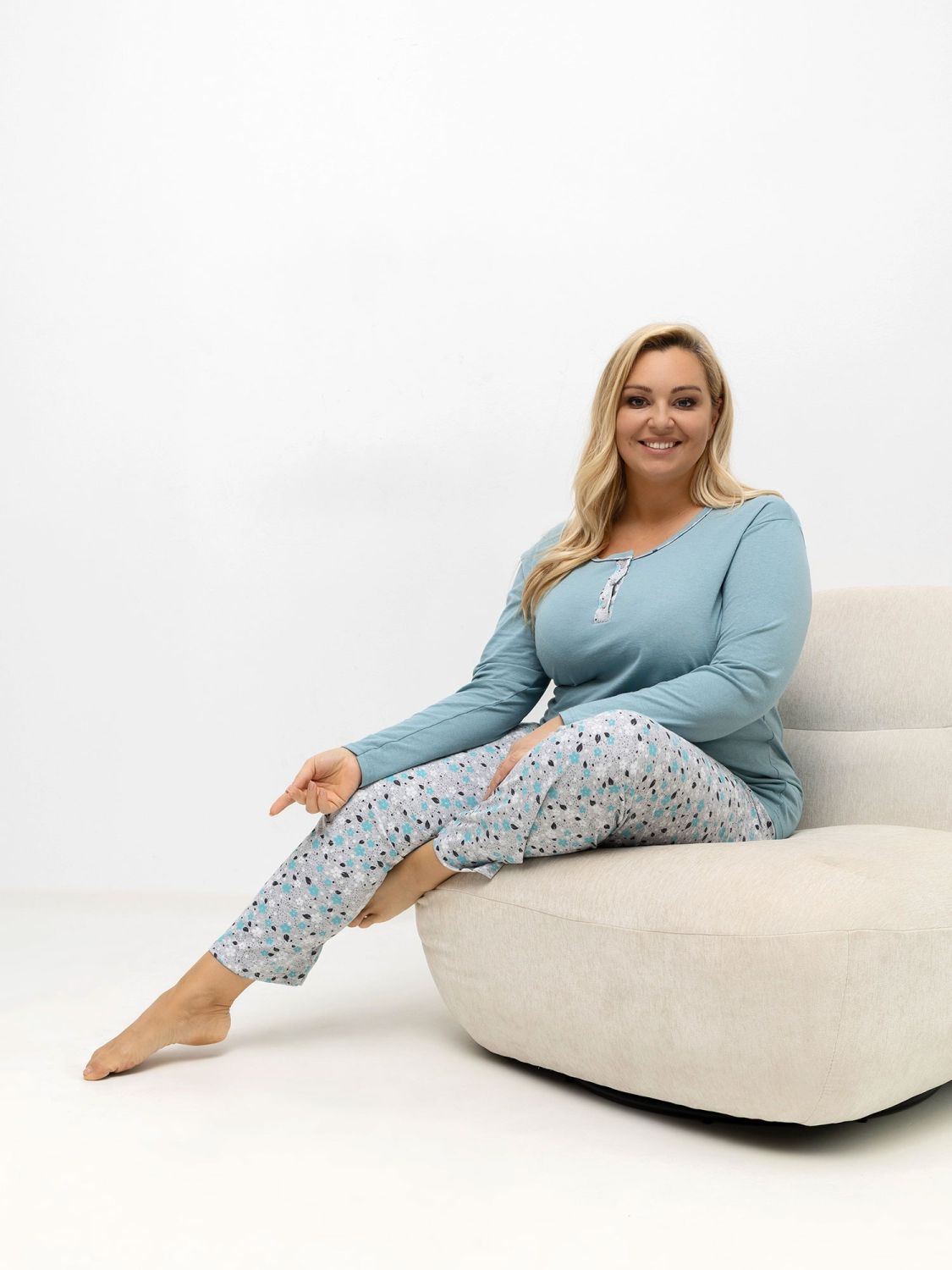 Dámské bavlněné pyžamo s květinovým vzorem a knoflíky